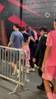 好兄弟！登贝莱混合区找梅西聊天，两人搭肩热聊回更衣室